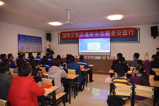 市交警支隊開展交通安全公益行活動68