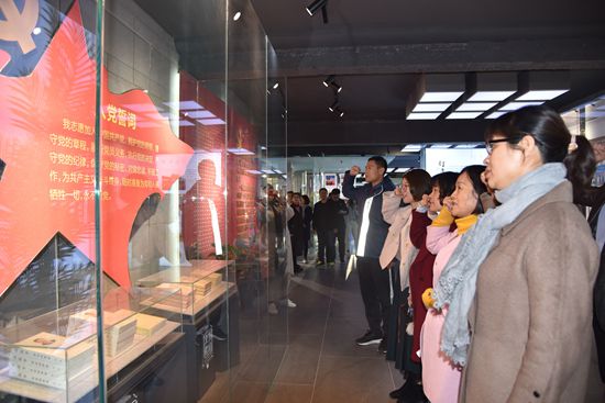 羅村鎮(zhèn)黨委、村域黨支部到重山文化館開(kāi)展“不忘初心 牢記使命”主題教育活動(dòng)80