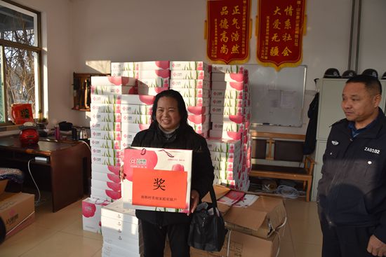 重山集團(tuán)2020致良知在路上--重山集團(tuán)為南韓村星級(jí)文明戶發(fā)放獎(jiǎng)品（一）48