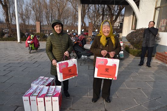 重山集團(tuán)2020致良知在路上--重山集團(tuán)為南韓村星級(jí)文明戶發(fā)放獎(jiǎng)品（一）48