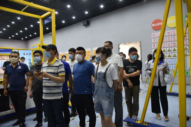 羅村鎮(zhèn)“智慧安監(jiān)系統(tǒng)”推進(jìn)會在集團(tuán)召開34