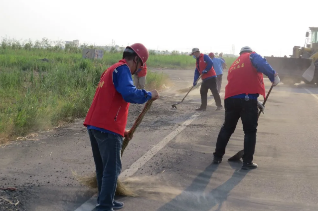 黃驊黨員講奉獻 義務(wù)勞動慶七一7