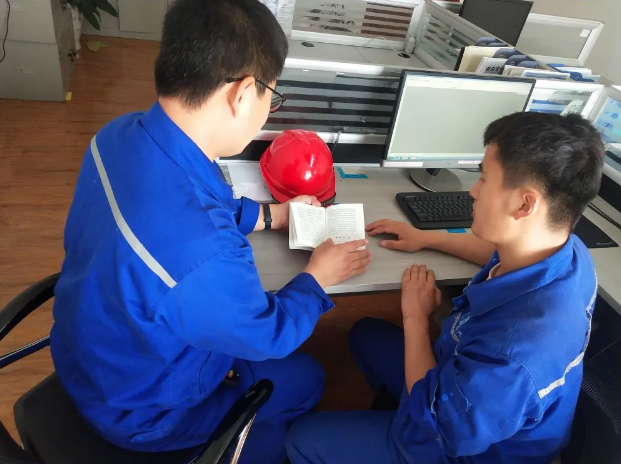 送黨章 學(xué)黨章 守黨章 ——重山光電黨支部開展主題黨日活動47