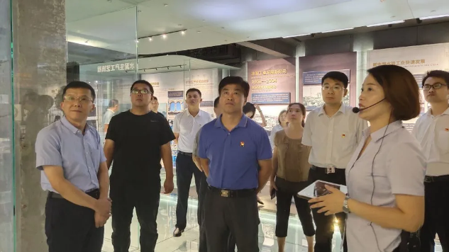 區(qū)委編辦黨支部到集團(tuán)開(kāi)展主題黨日活動(dòng)56