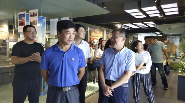 區(qū)委編辦黨支部到集團(tuán)開(kāi)展主題黨日活動(dòng)56