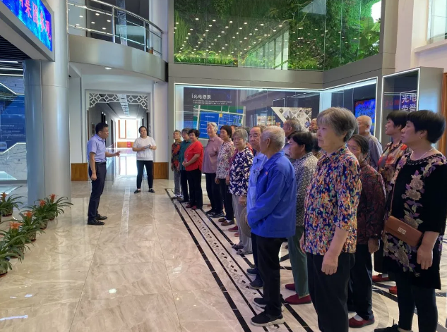 加強(qiáng)村企溝通 促進(jìn)和諧發(fā)展——南韓村民參加重山集團(tuán)企業(yè)開(kāi)放日活動(dòng)95