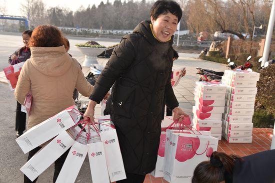 重山集團(tuán)2020致良知在路上--重山集團(tuán)為南韓村星級文明戶發(fā)放獎(jiǎng)品（一）