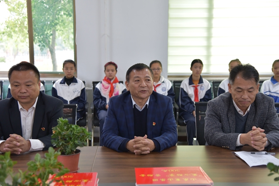 重山集團(tuán)參加羅村中心?！皭?ài)心助學(xué)”資助金發(fā)放儀式25