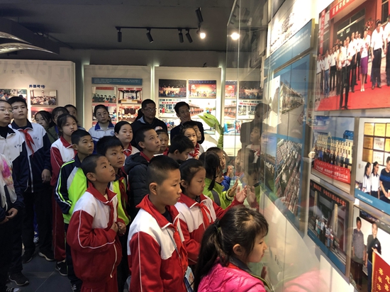 重山集團(tuán)參加羅村中心?！皭?ài)心助學(xué)”資助金發(fā)放儀式25