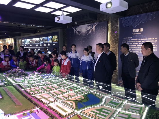 重山集團(tuán)參加羅村中心?！皭?ài)心助學(xué)”資助金發(fā)放儀式25